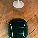 Chaise beetle Gubi velours vert piétement laiton