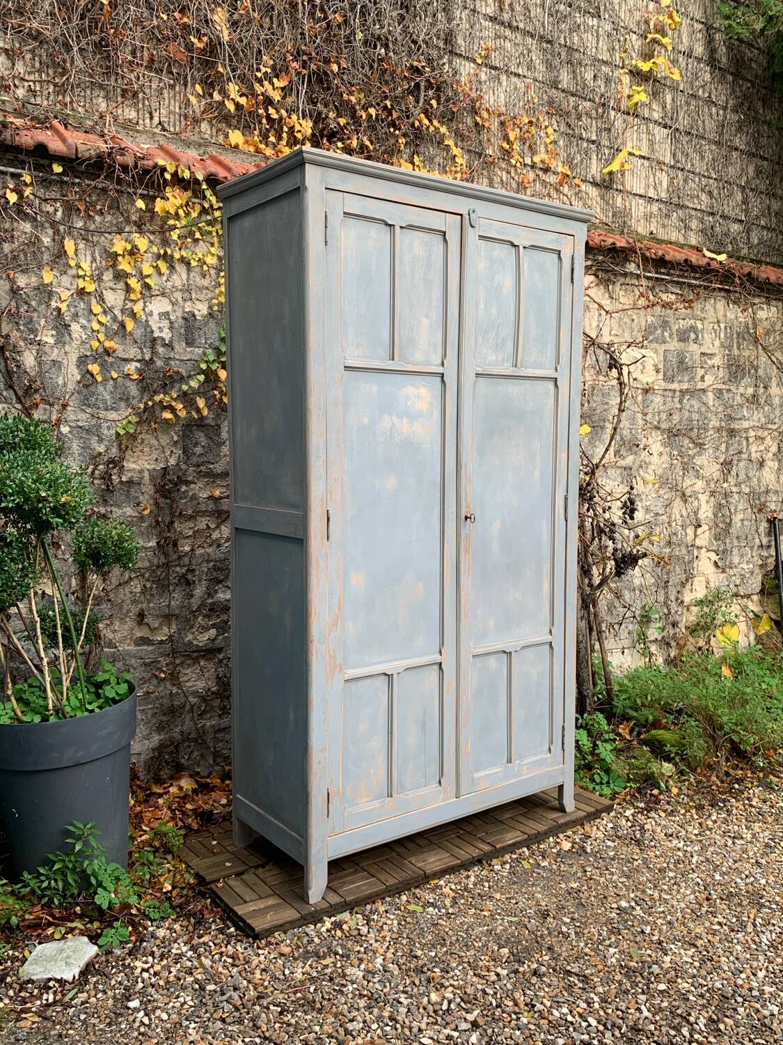 Armoire parisienne ancienne Luterma patine grise bleutée