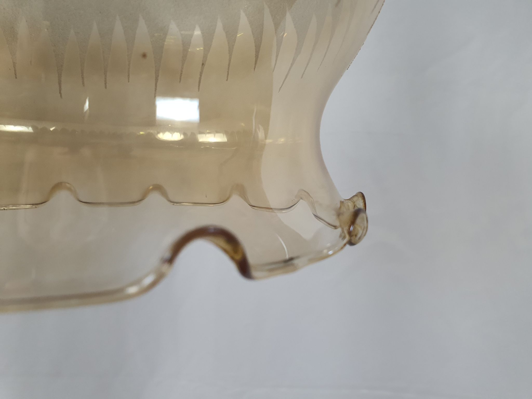 Lustre en verre travaillé et laiton