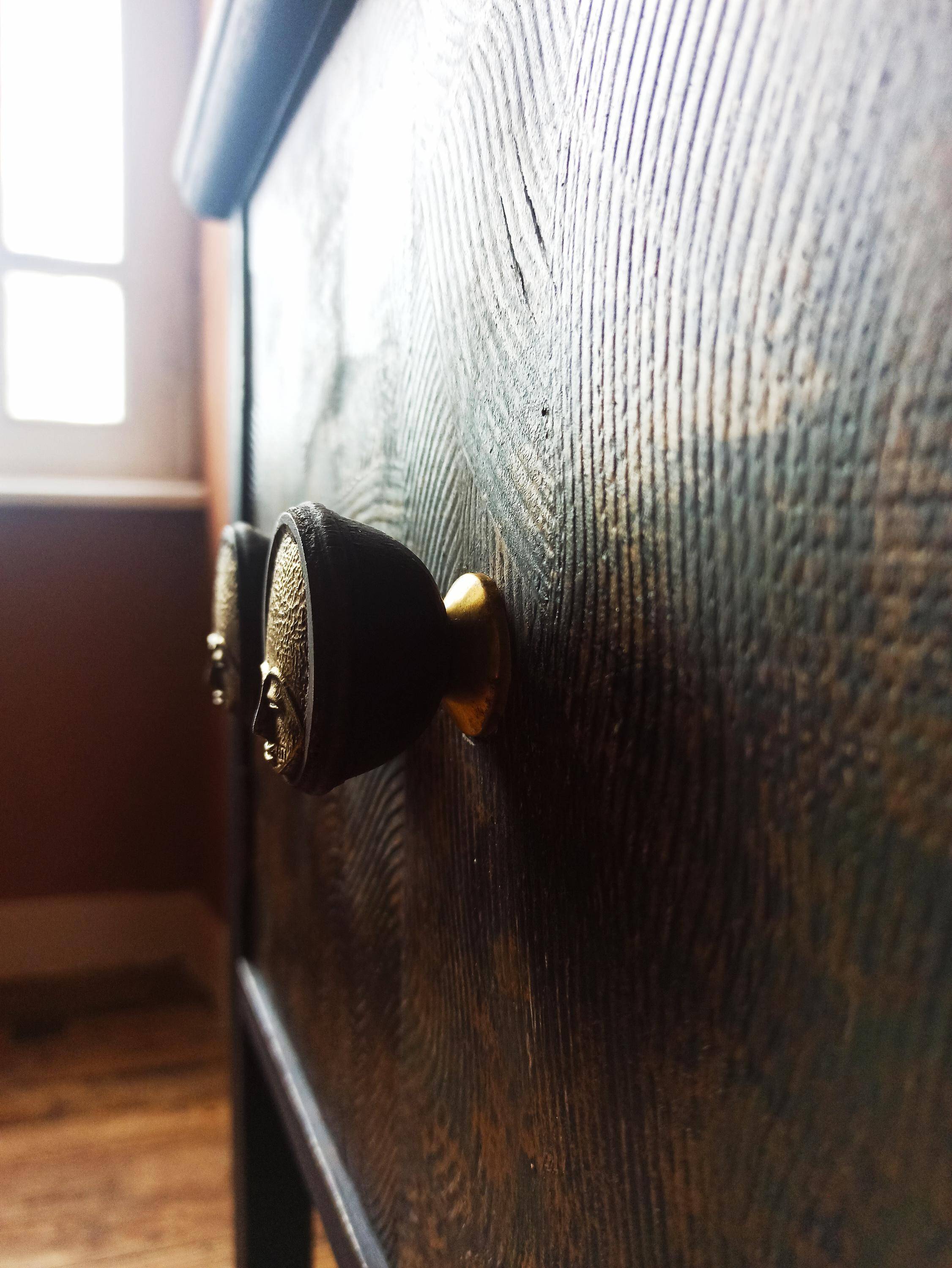 Storage furniture/console/cabinet of curiosities/dresser