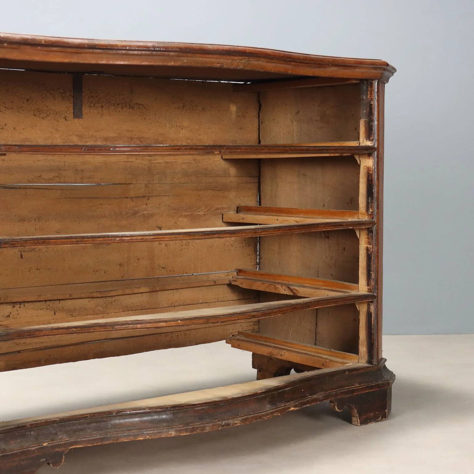 Baroque walnut commode - Lombardy 17th century