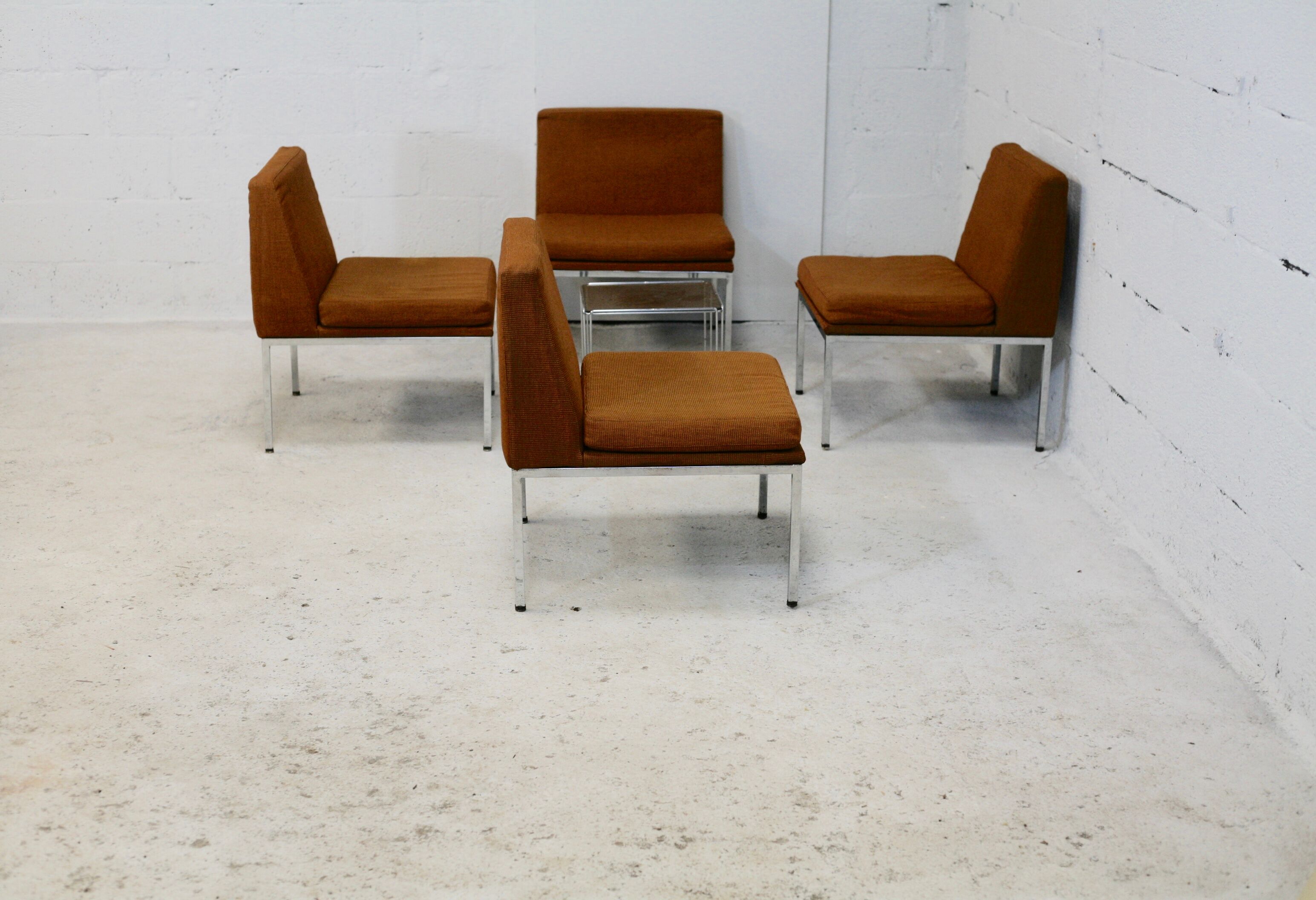Ensemble de 10 chauffeuses de Louis Baillon, édition Planforms formant canapé modulable, circa 1950