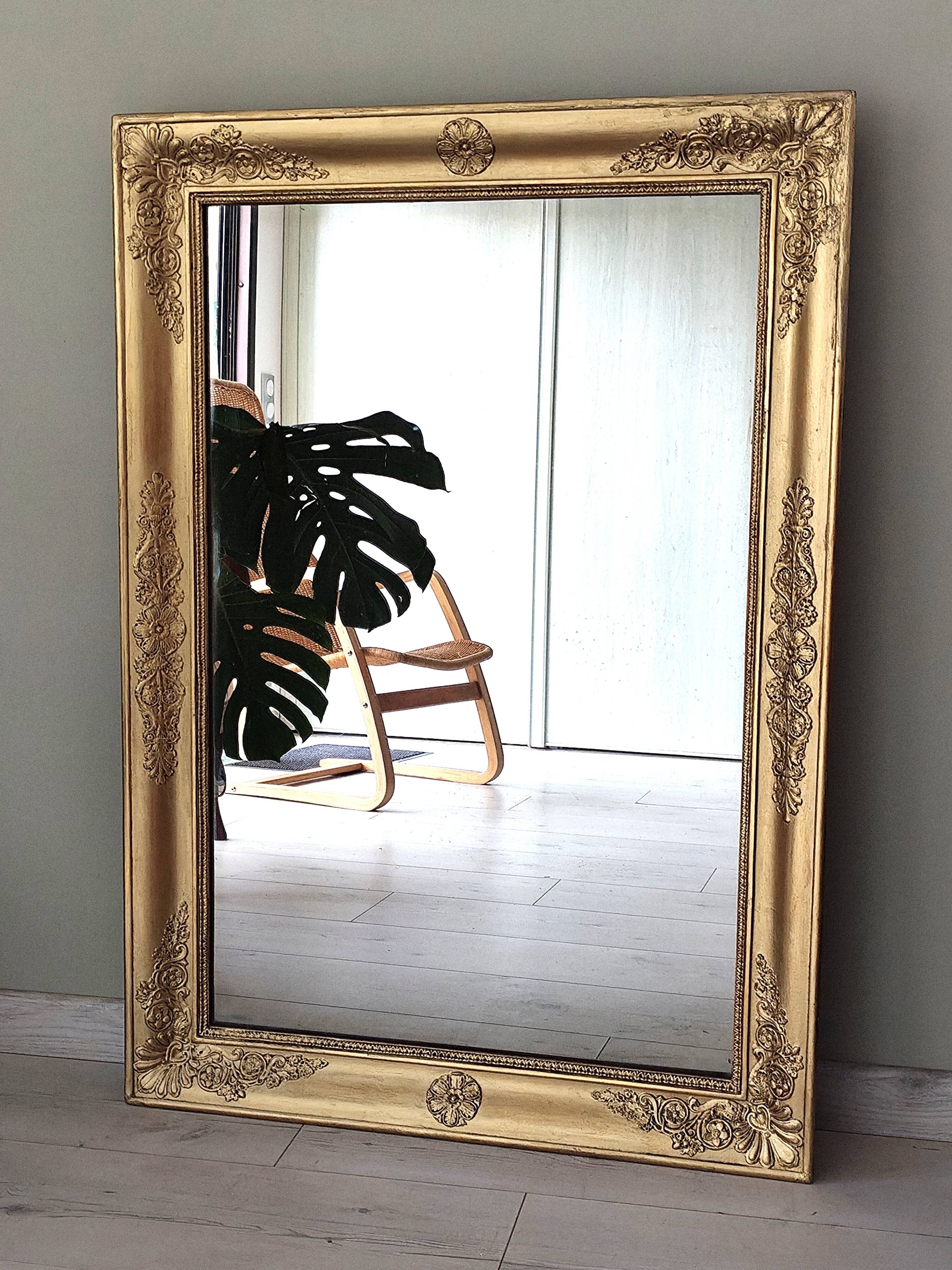 Wood and gilded stucco mirror, 19th century, 115 x 61.5 cm.
