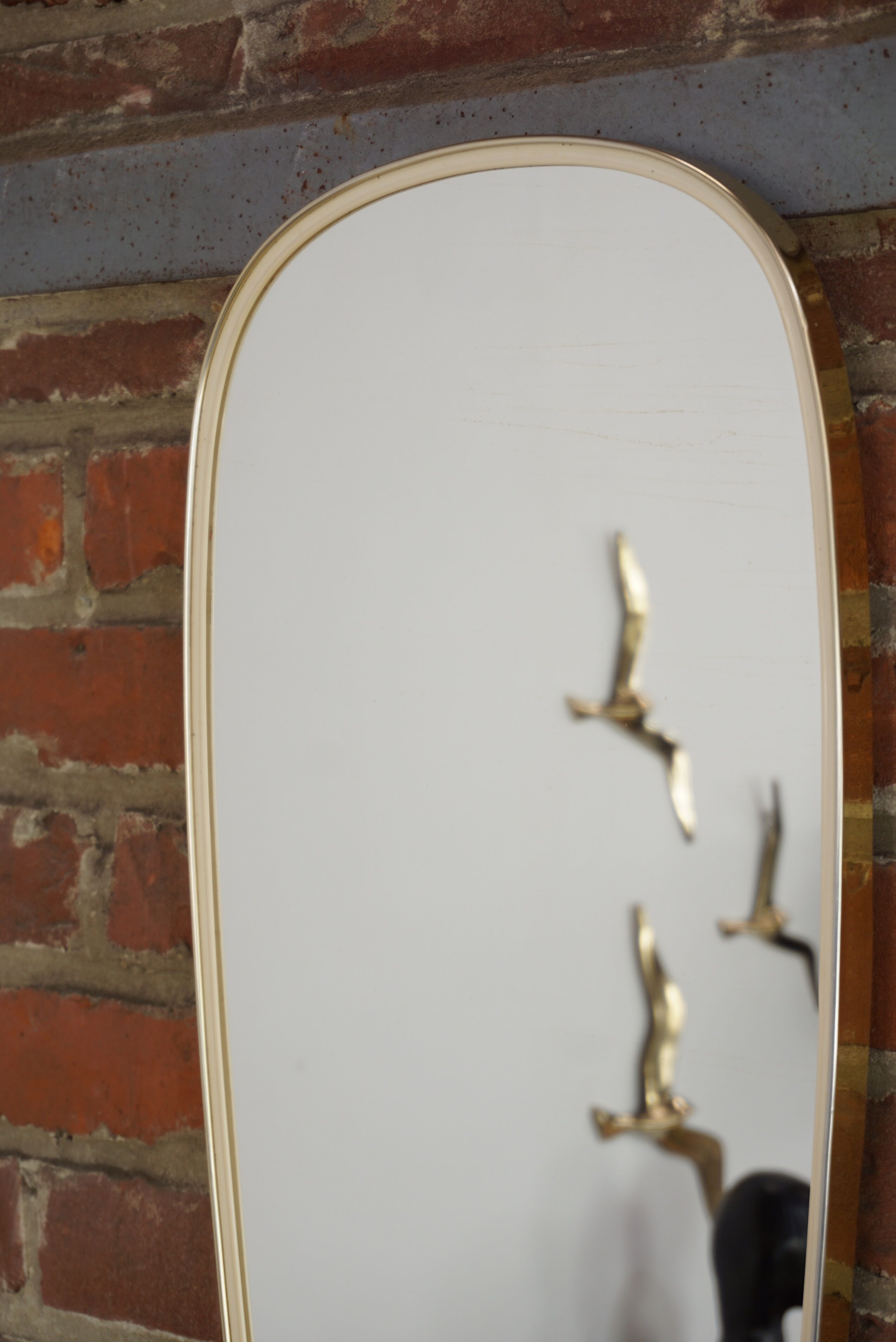 Miroir doré retroviseur et forme libre des années 50 - 78x30cm
