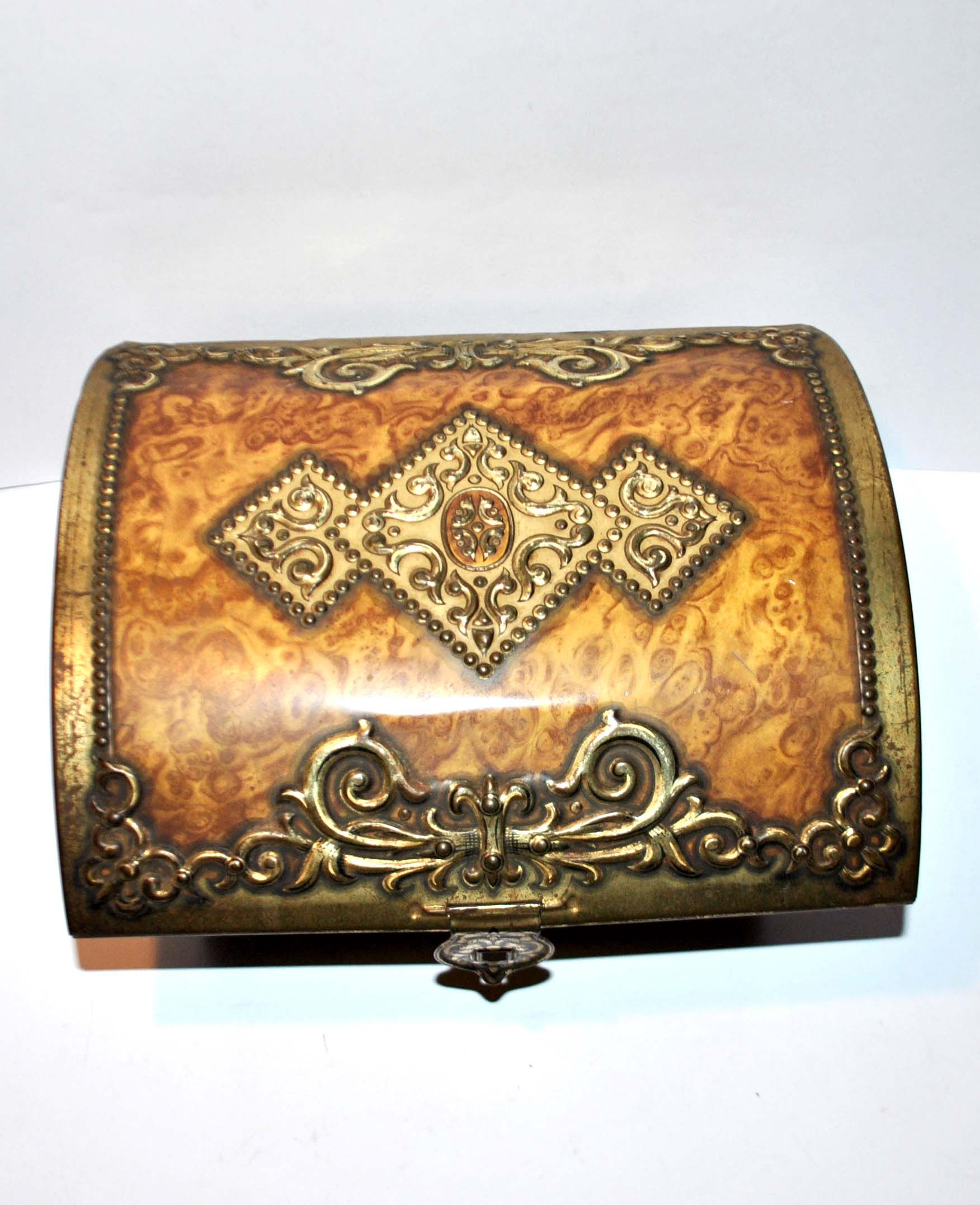 Antique biscuit box in golden sheet - Victoria metal box