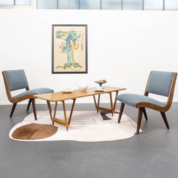 Table basse des années 50, noyer, pieds en V, restaurée