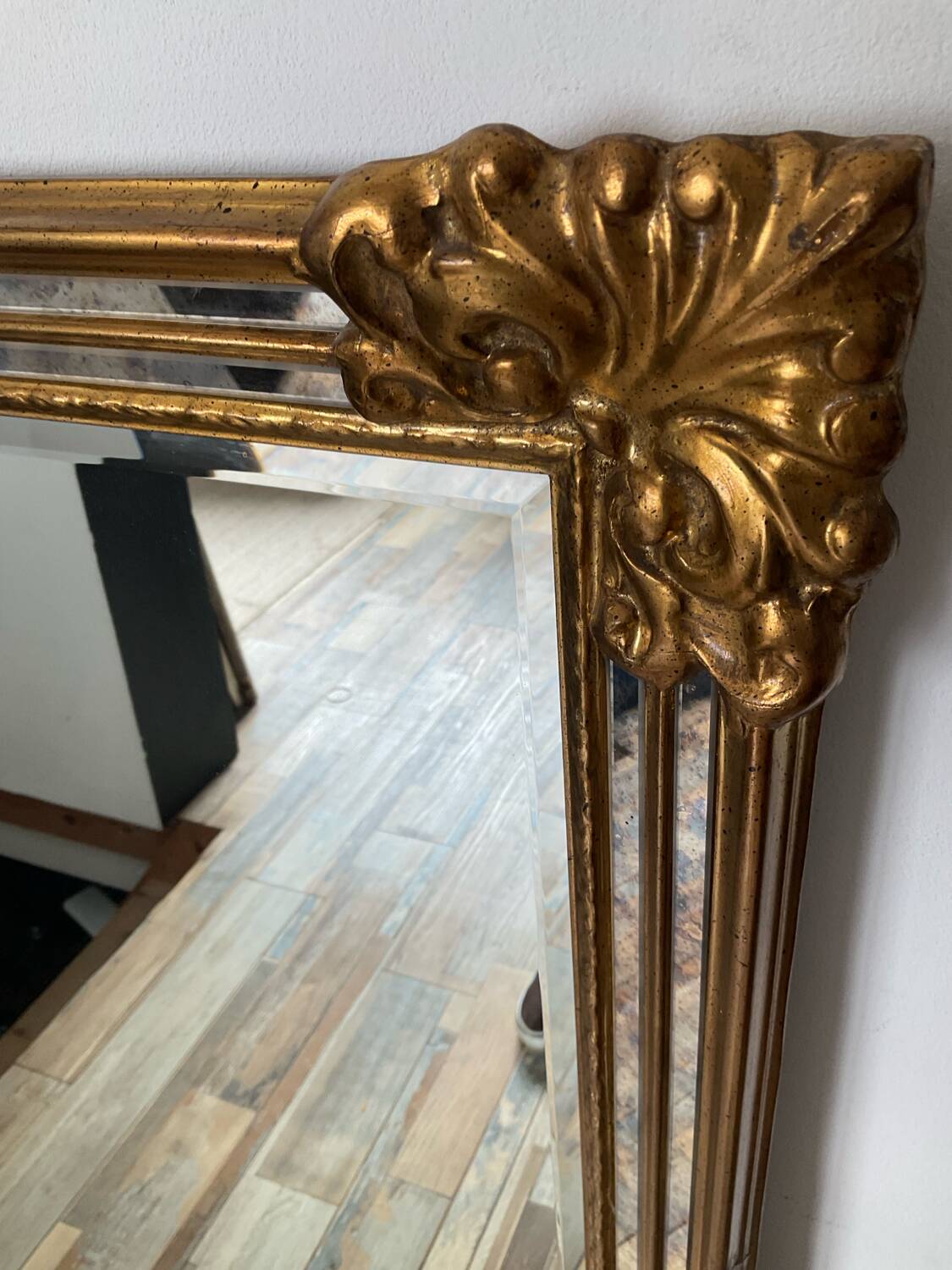 Large Deknudt mirror in gilded wood and glazing beads