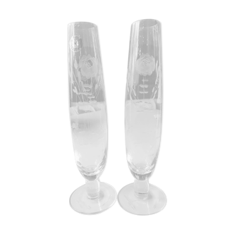 Paire de vases/soliflores transparents de forme ovale, en verre soufflé gravé motifs floraux