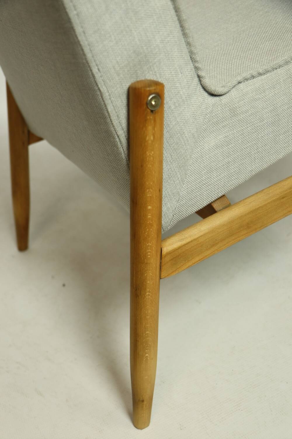Fauteuil moderne en bois design scandinave gris clair 1970 rénové bois naturel chaise de salon