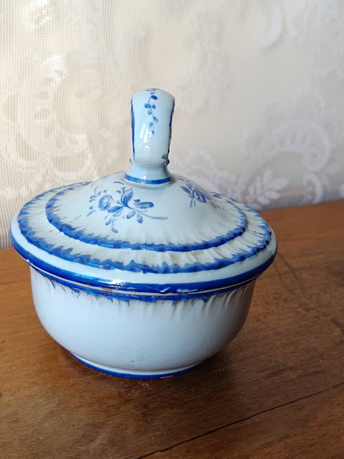 Pot à fard ou sucrier en porcelaine de Couleuvre, décor Rouen - 1930