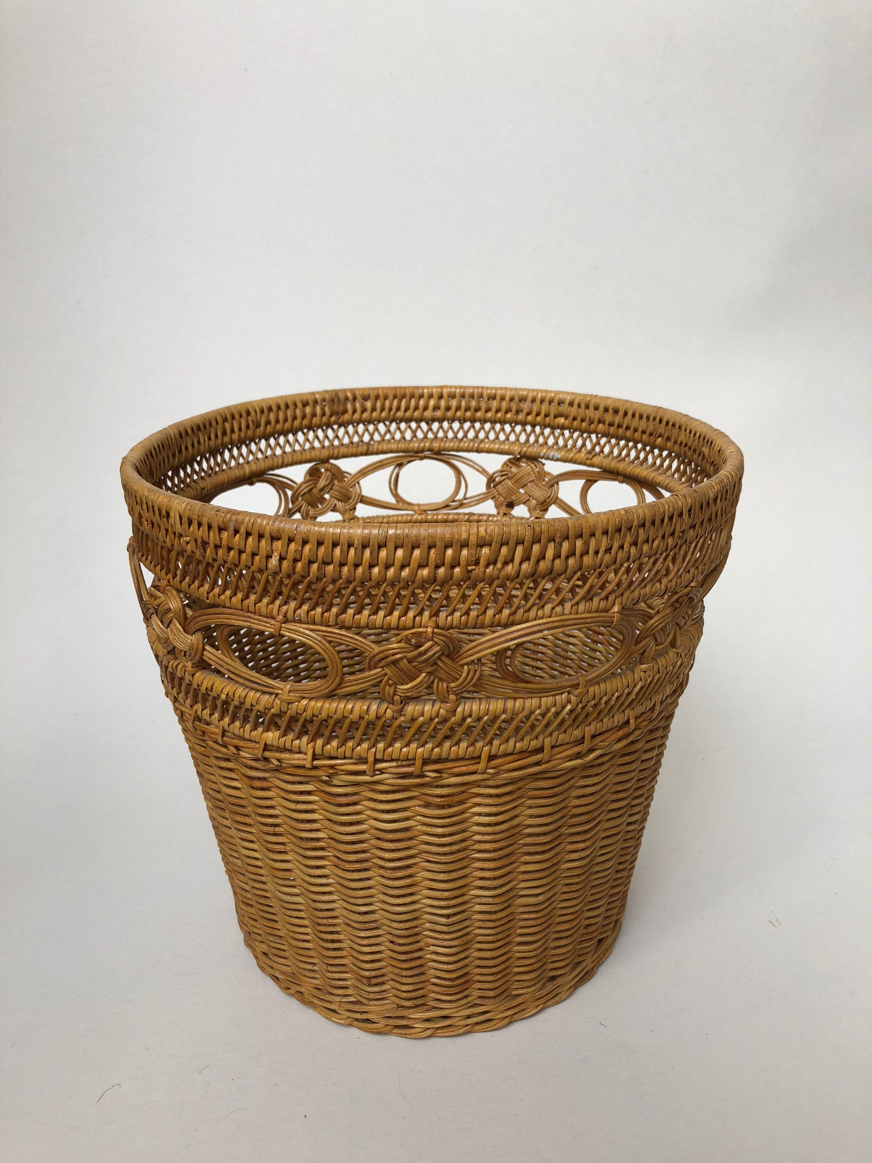 Basket rattan braided