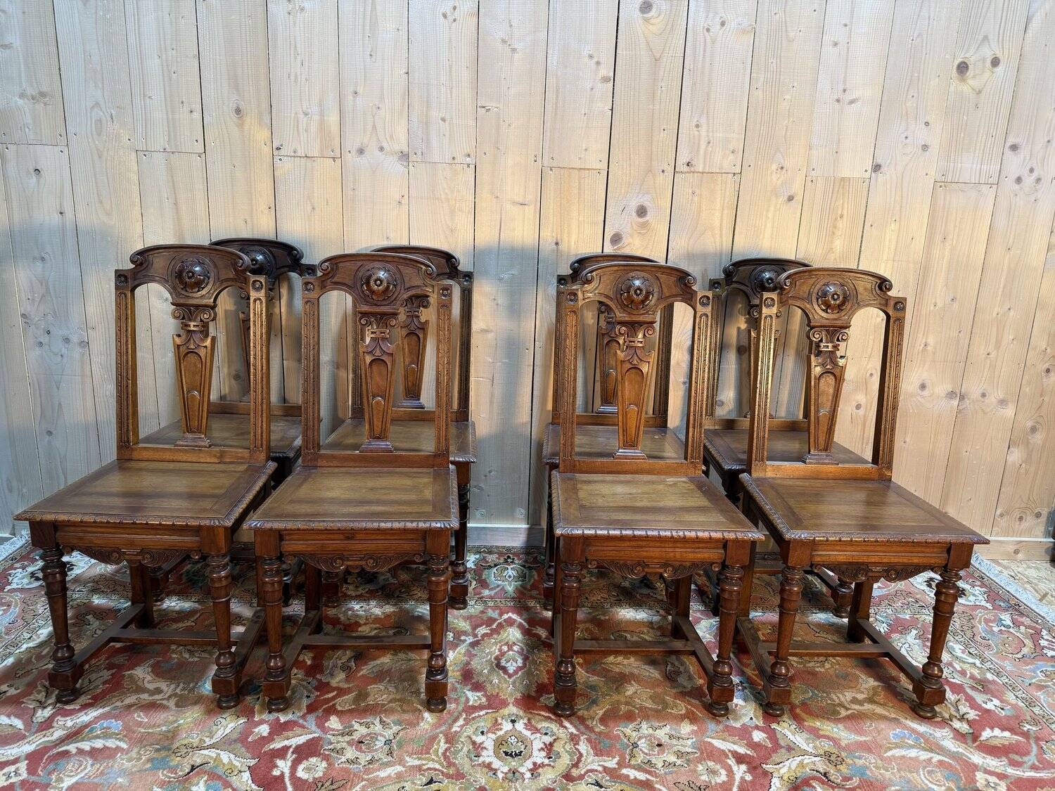 Suite de 8 chaises Néo-Renaissance en noyer