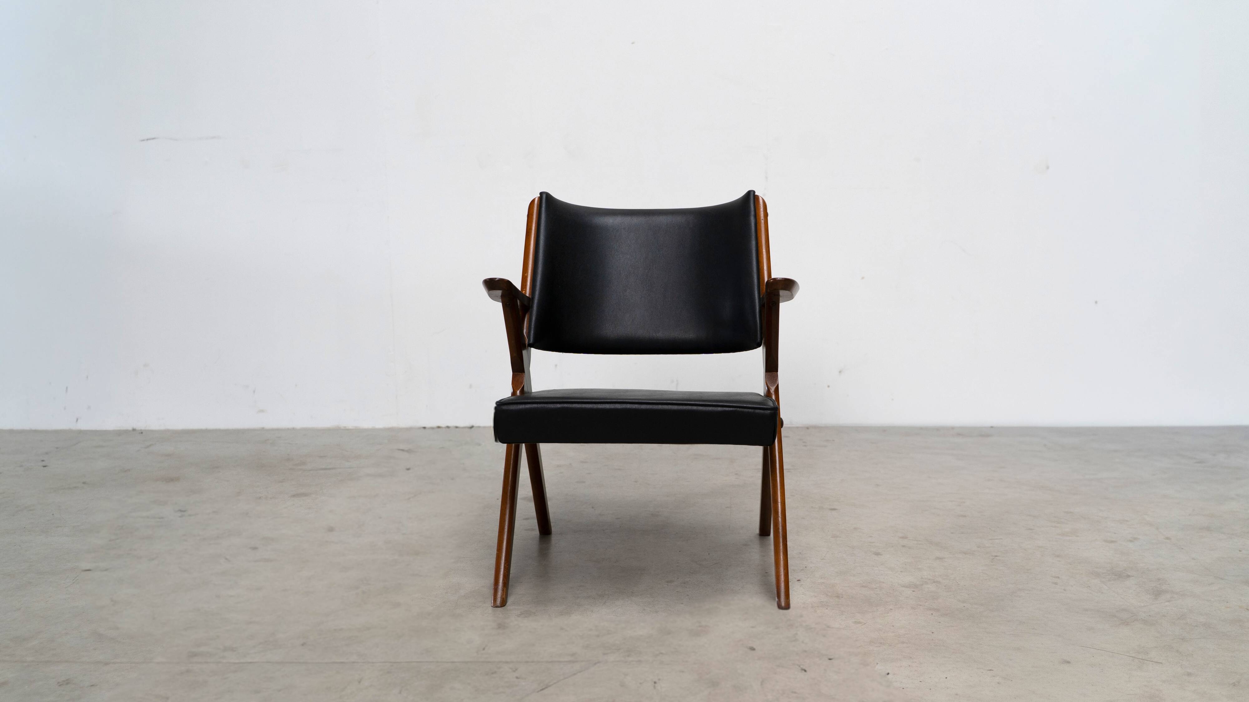Leather lounge chair by Dal Vera