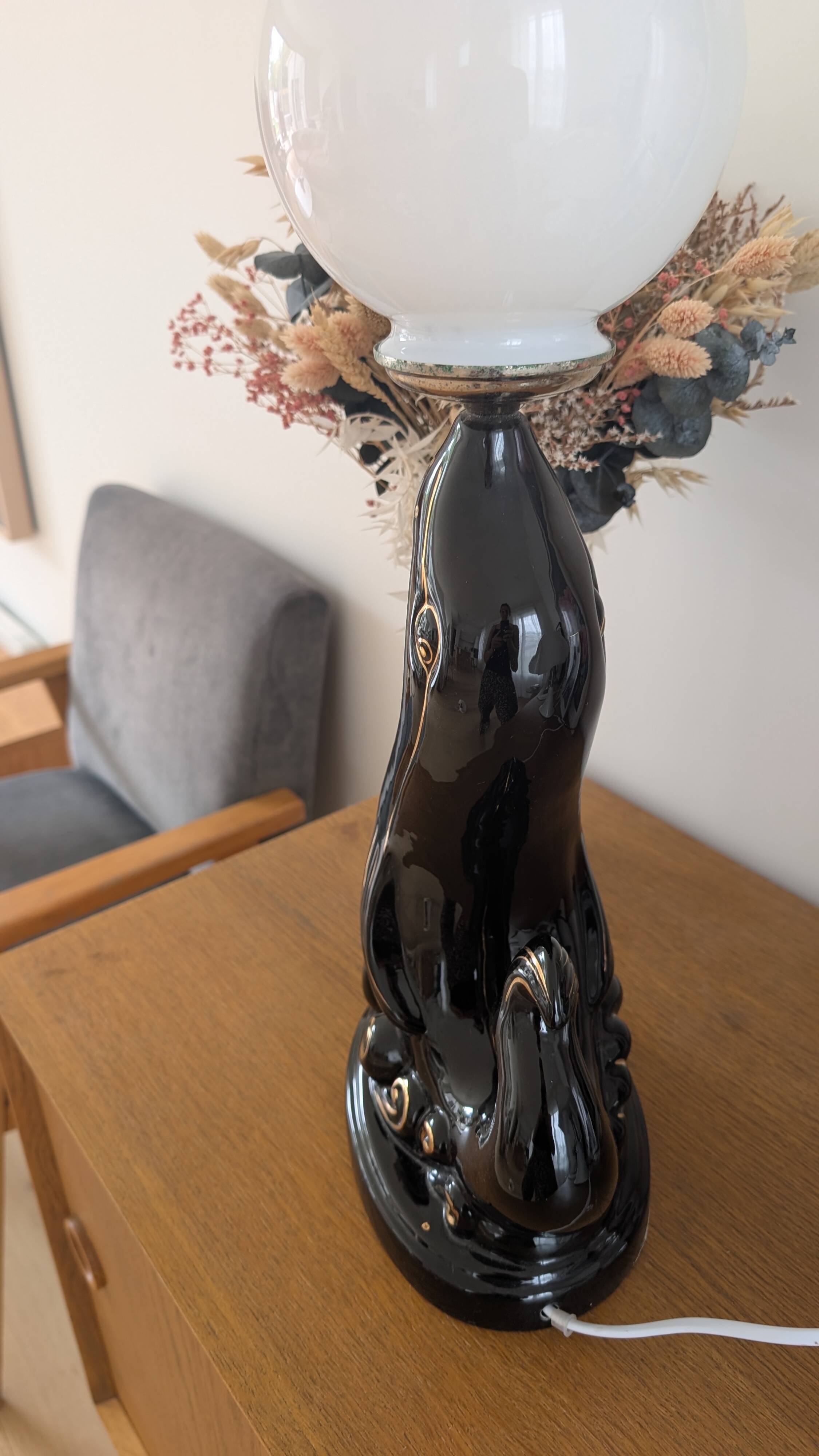 Seal globe lamp
