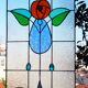 Vitrail décoratif Fleur stylisée – Verre coloré artisanal 40 × 70 cm