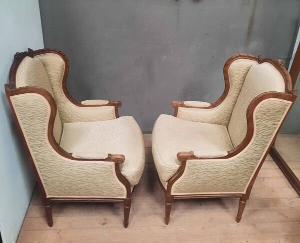Paire de bergere à oreilles de style Louis XVI