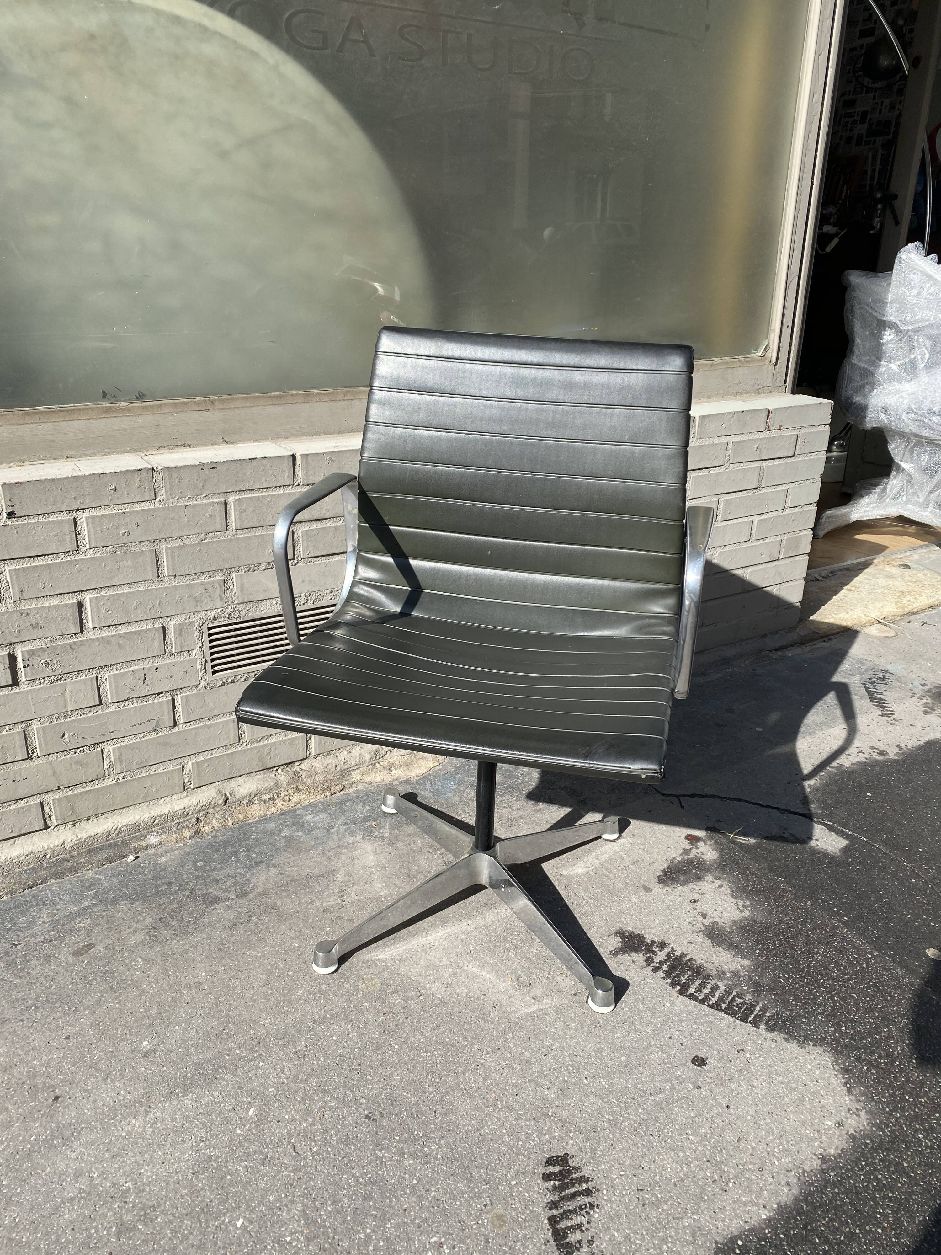 Armchair EA108 Charles and Ray Eames Edition Herman miller