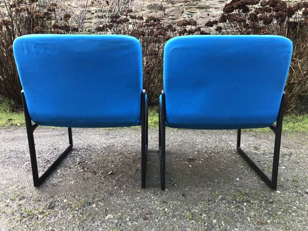Fauteuils design en tissu bleu électrique piétement en métal laqué noir 80’