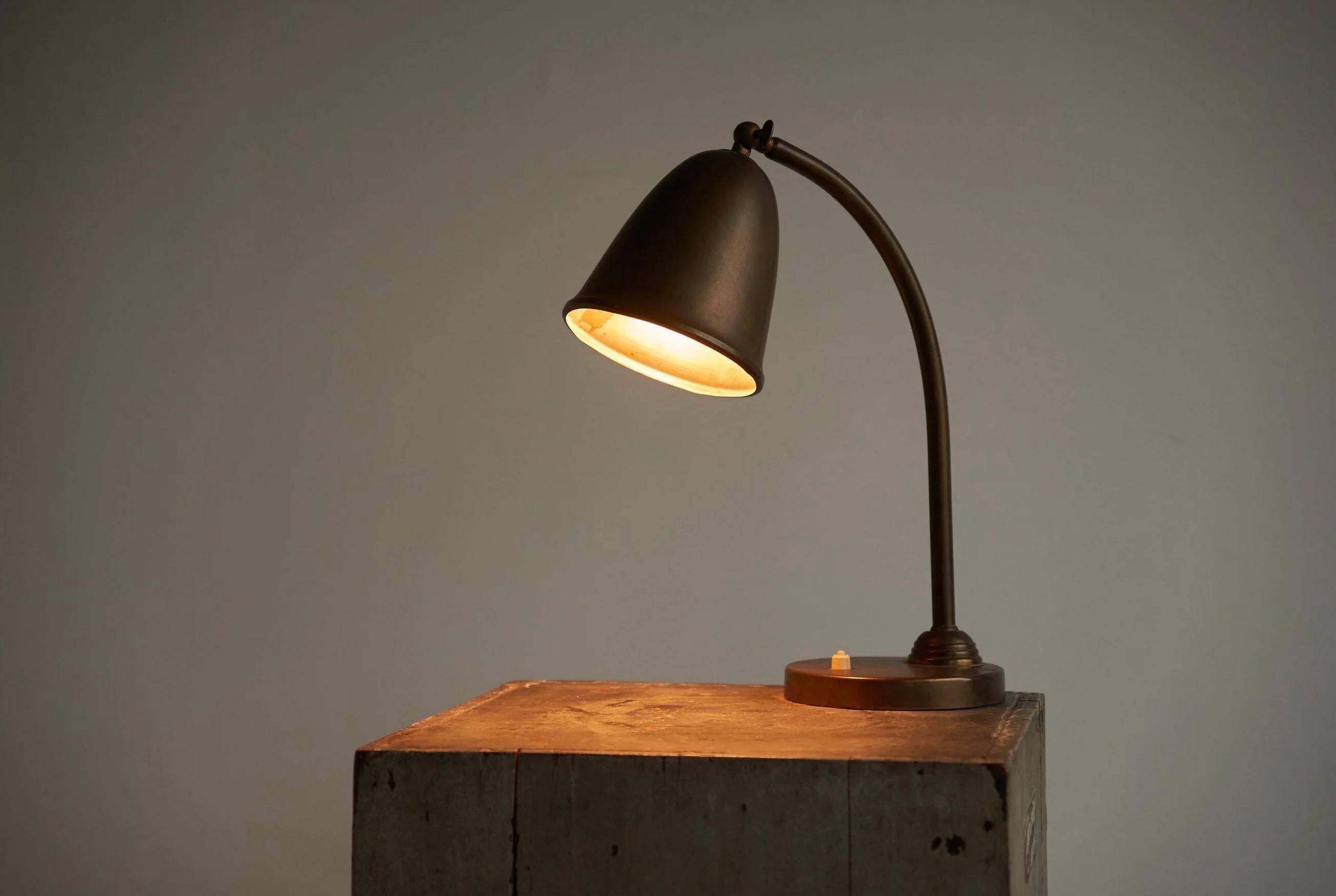 Art Deco table lamp in patinated brass from the 1930s.
