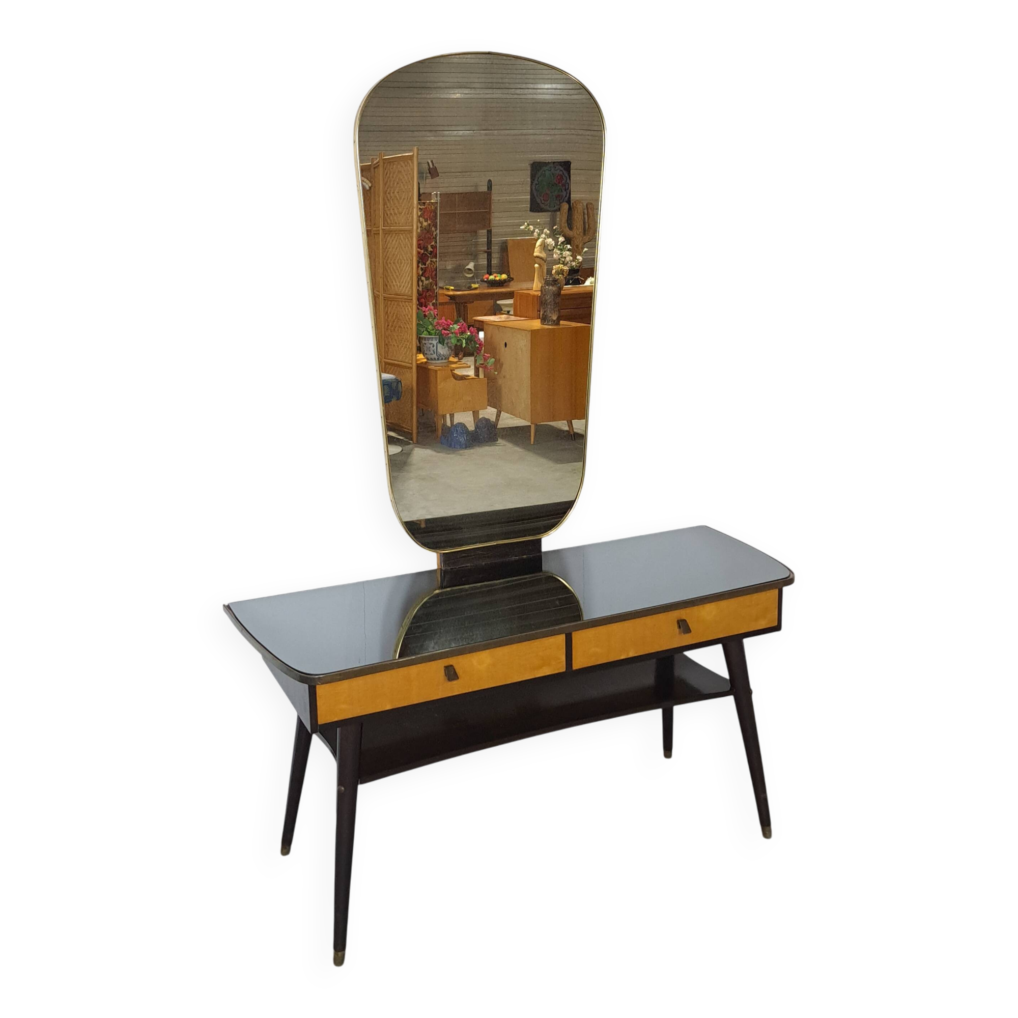 Sidetable met lades en grote spiegel met gouden rand, kaptafel