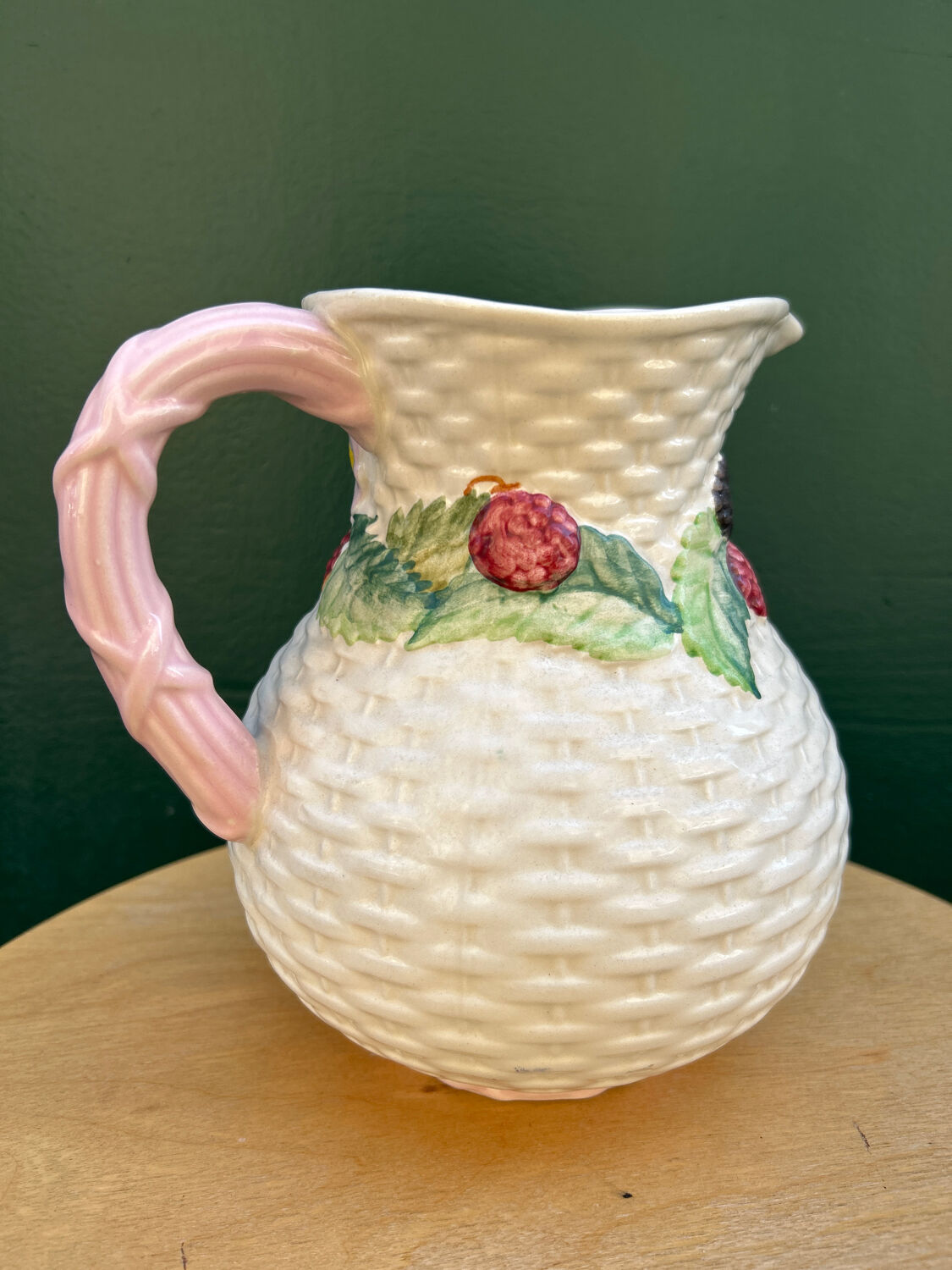 Pichet en barbotine panier de mûres