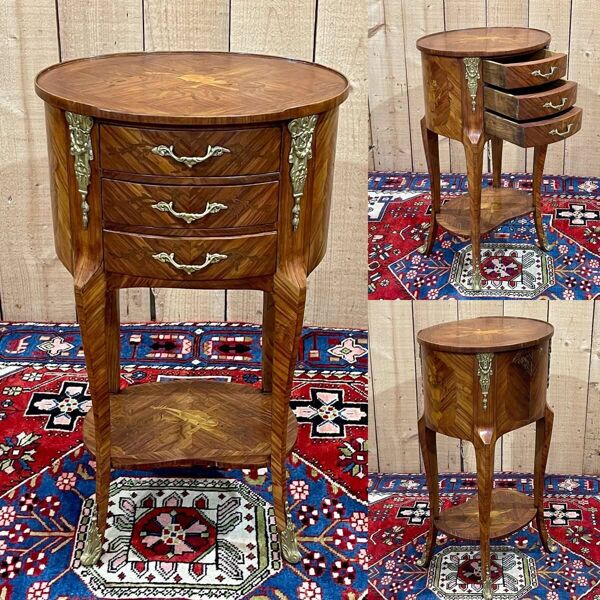 Table d'appoint à 3 tiroirs en bois de rose et chêne, travail des années 70 de style Louis XV