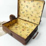 Atypical cardboard suitcase