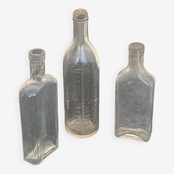 3 old bottles, for syrups, medicines, composed of a graduated bottle in relief, grams,