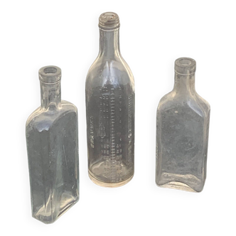 3 old bottles, for syrups, medicines, composed of a graduated bottle in relief, grams,