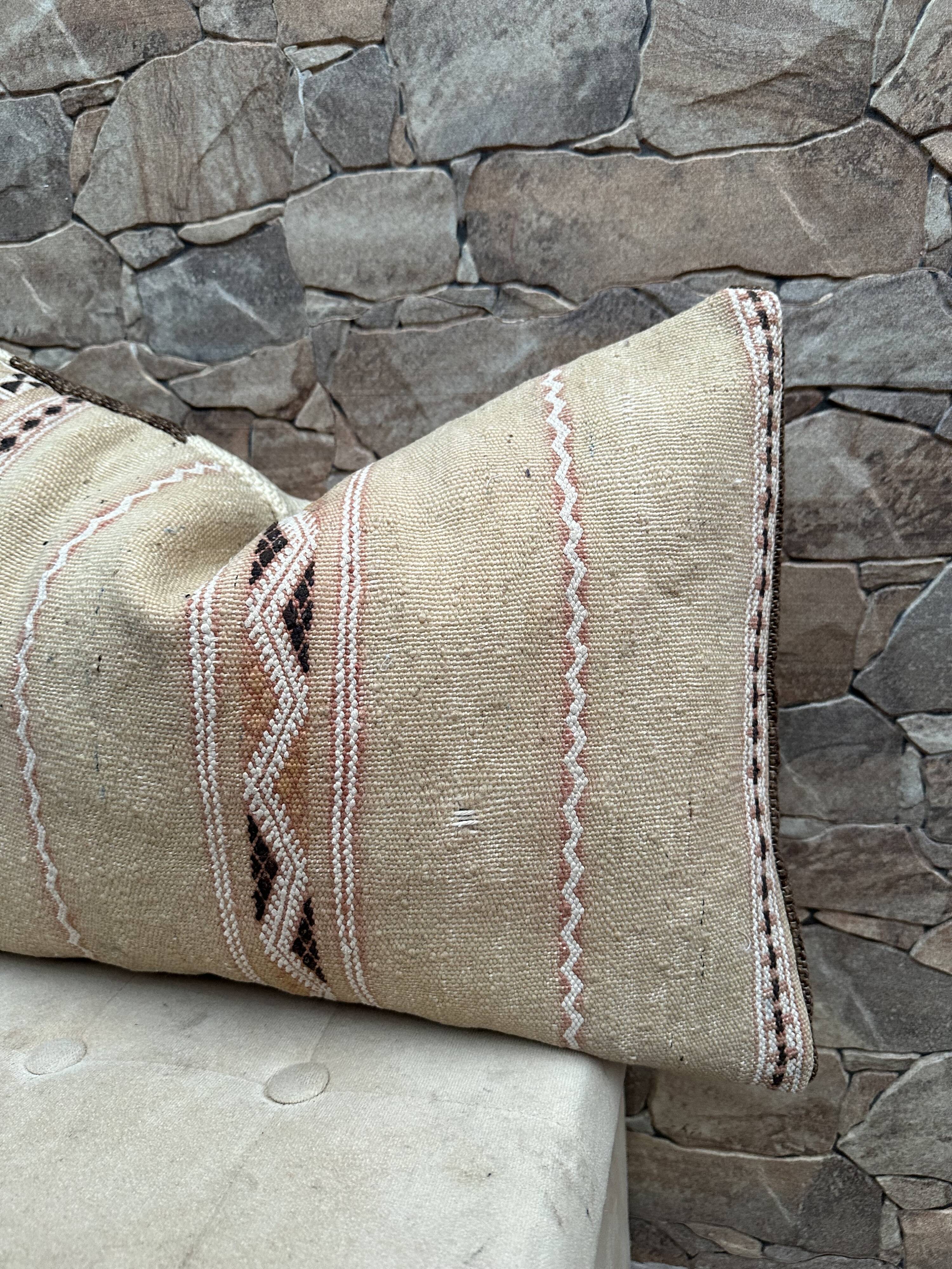 Vintage Berber Kilim cushion cover: Moroccan wool cushion