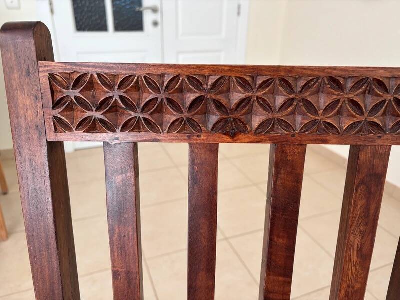 Solid Sheesham Wood Dining Table with 6 Chairs / Table à manger en bois
