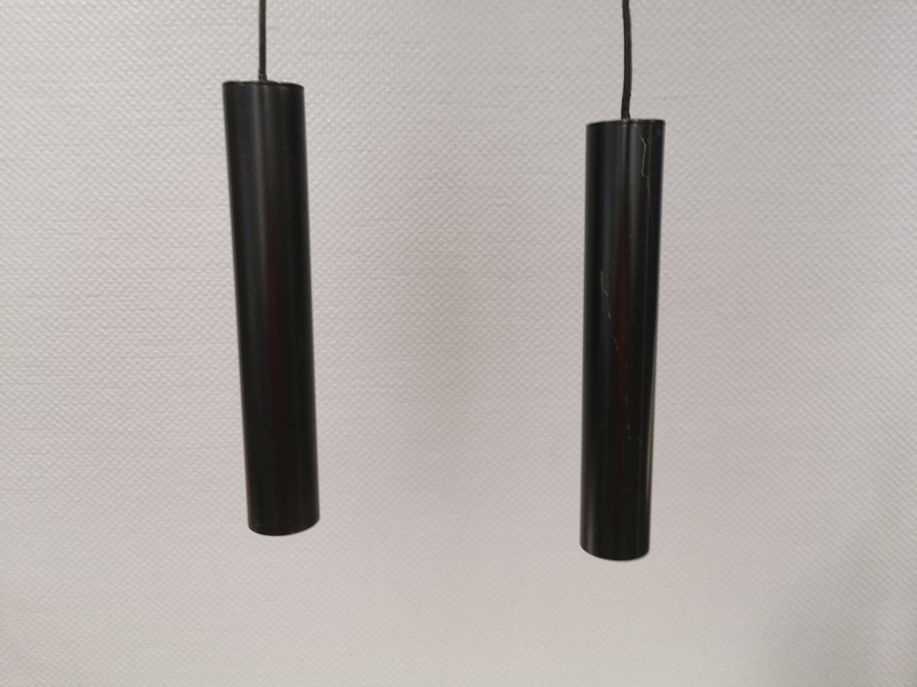 Deux suspensions de forme cylindrique en laque noire