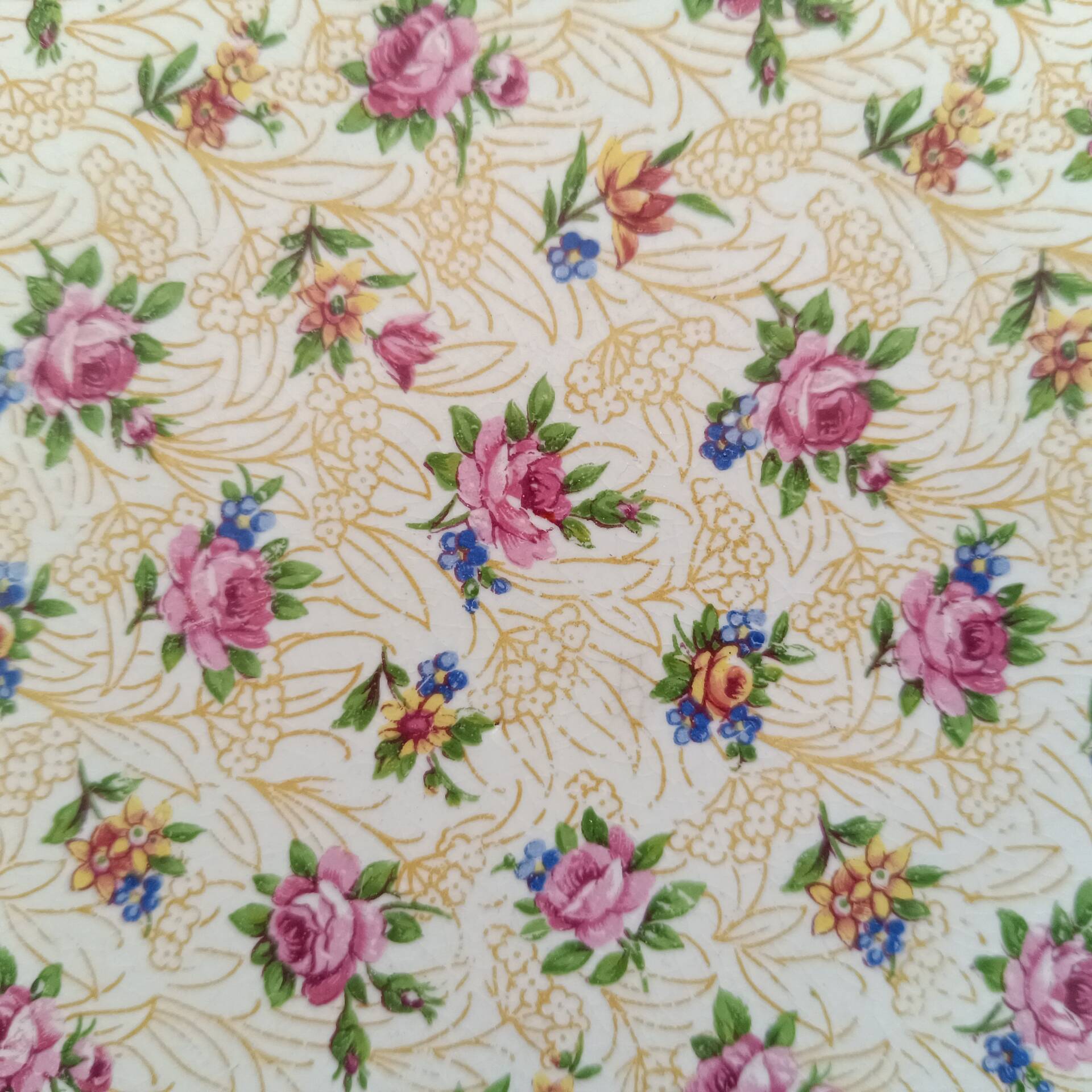Vintage round trivet, ideal for adding a romantic touch.
