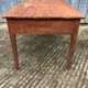 Table en bois de peuplier à 2 tiroirs de face d’époque reconstruction.