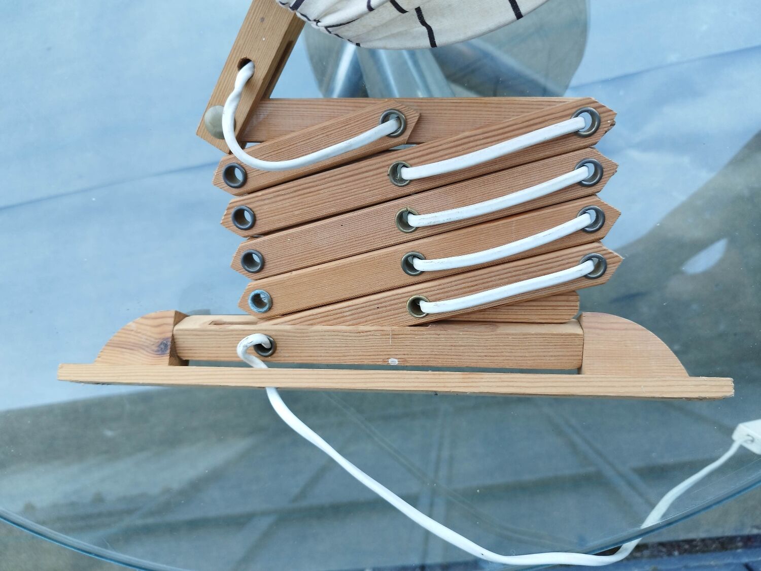 Articulated arm scissor wall light