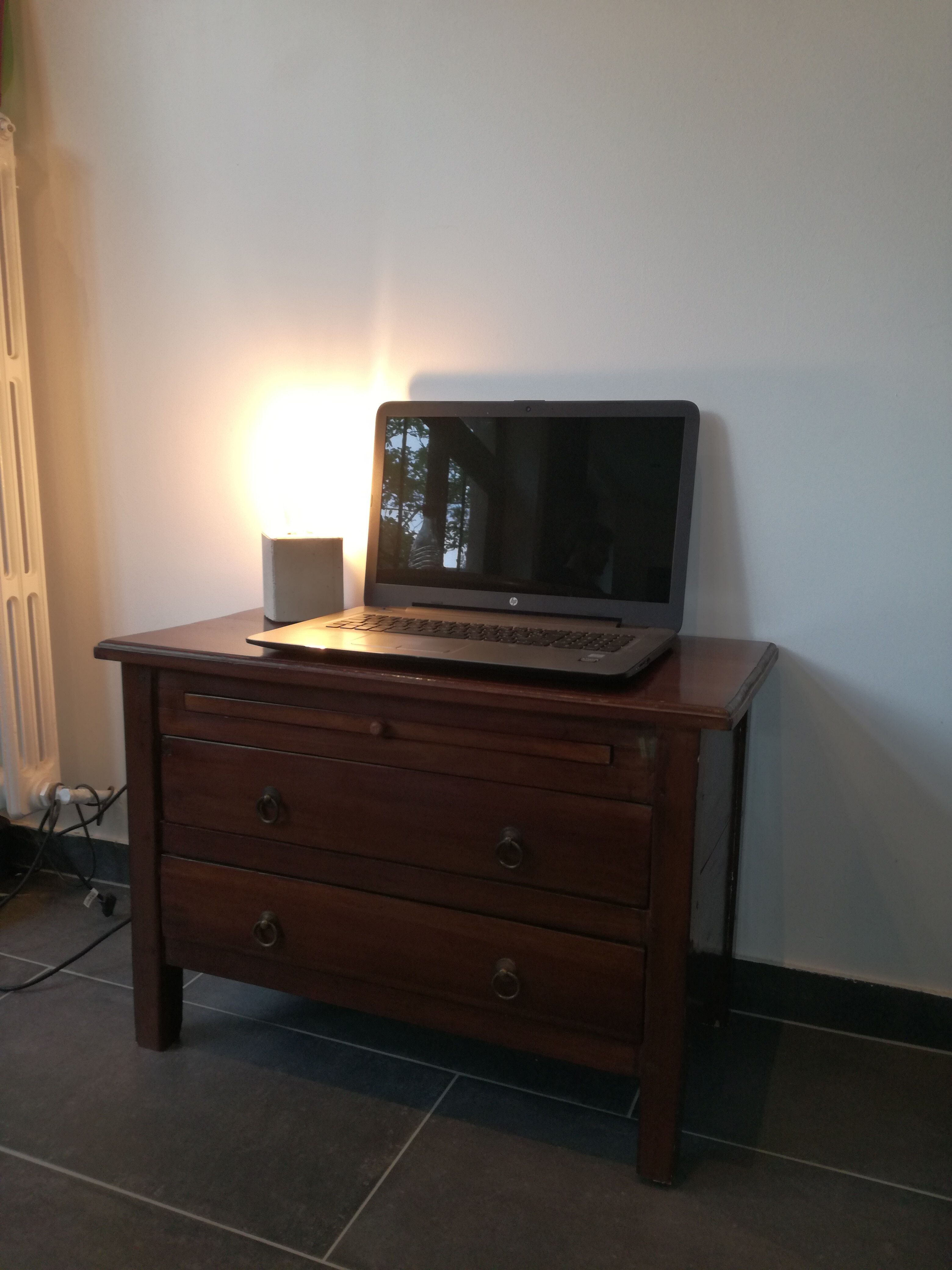 Colonial-style back-up furniture