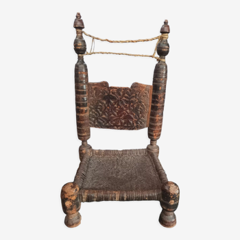 Chaise basse afghane en bois sculpté