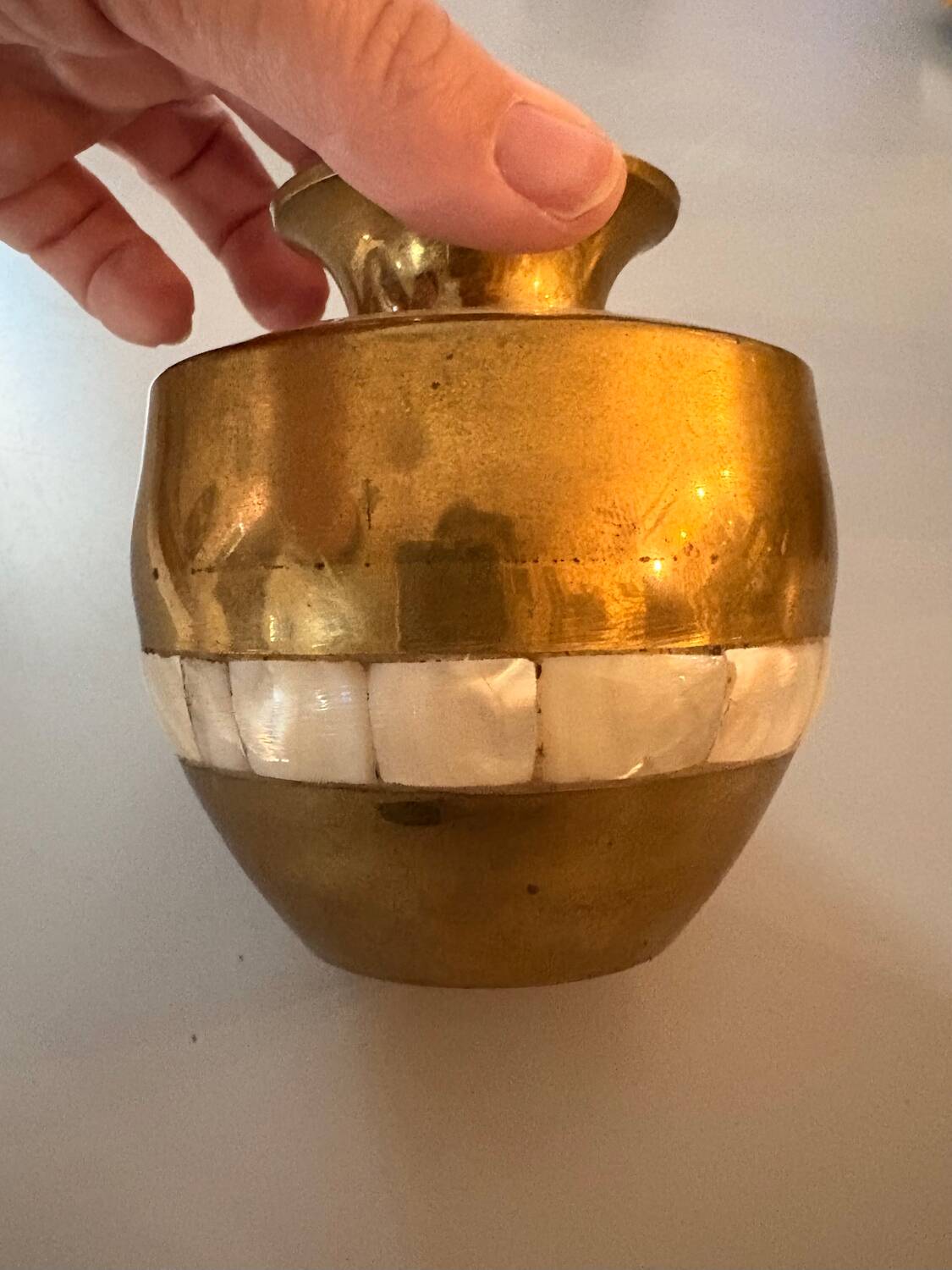 Petit vase vintage en laiton et nacre naturelle