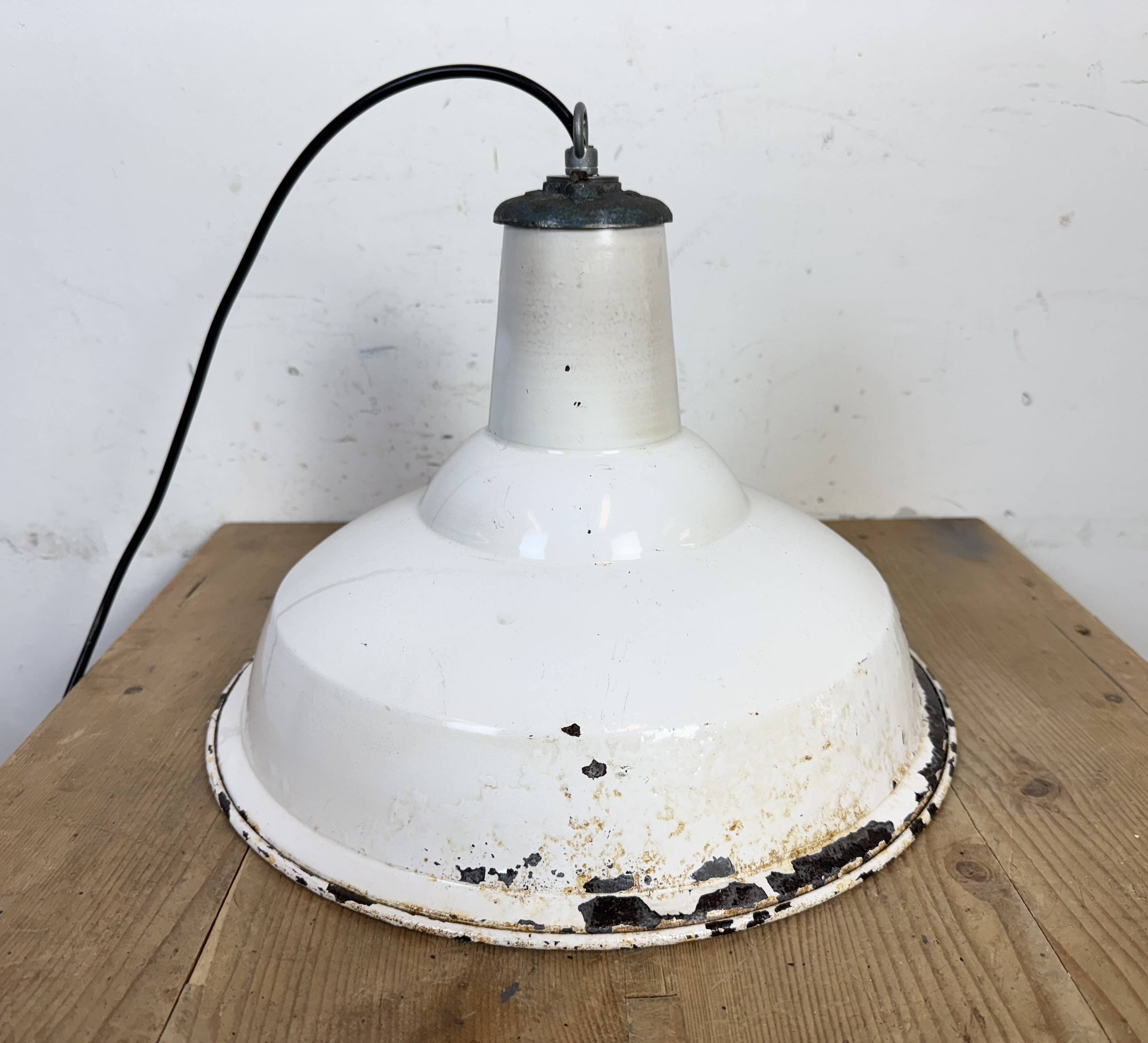 Lampe suspendue en émail blanc britannique industriel de Benjamin, années 1960.