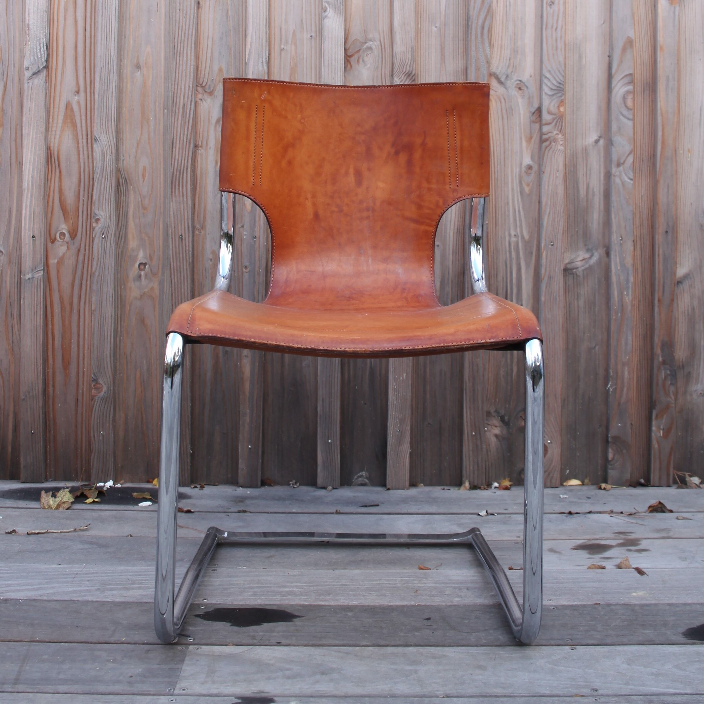 Suite de 4 chaises modèle 920 en chrome et cuir par Carlo Bartoli
