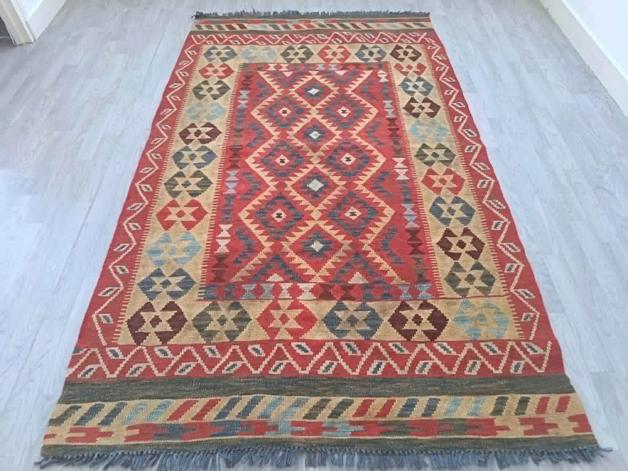 Handmade Persian Gashqaï carpet