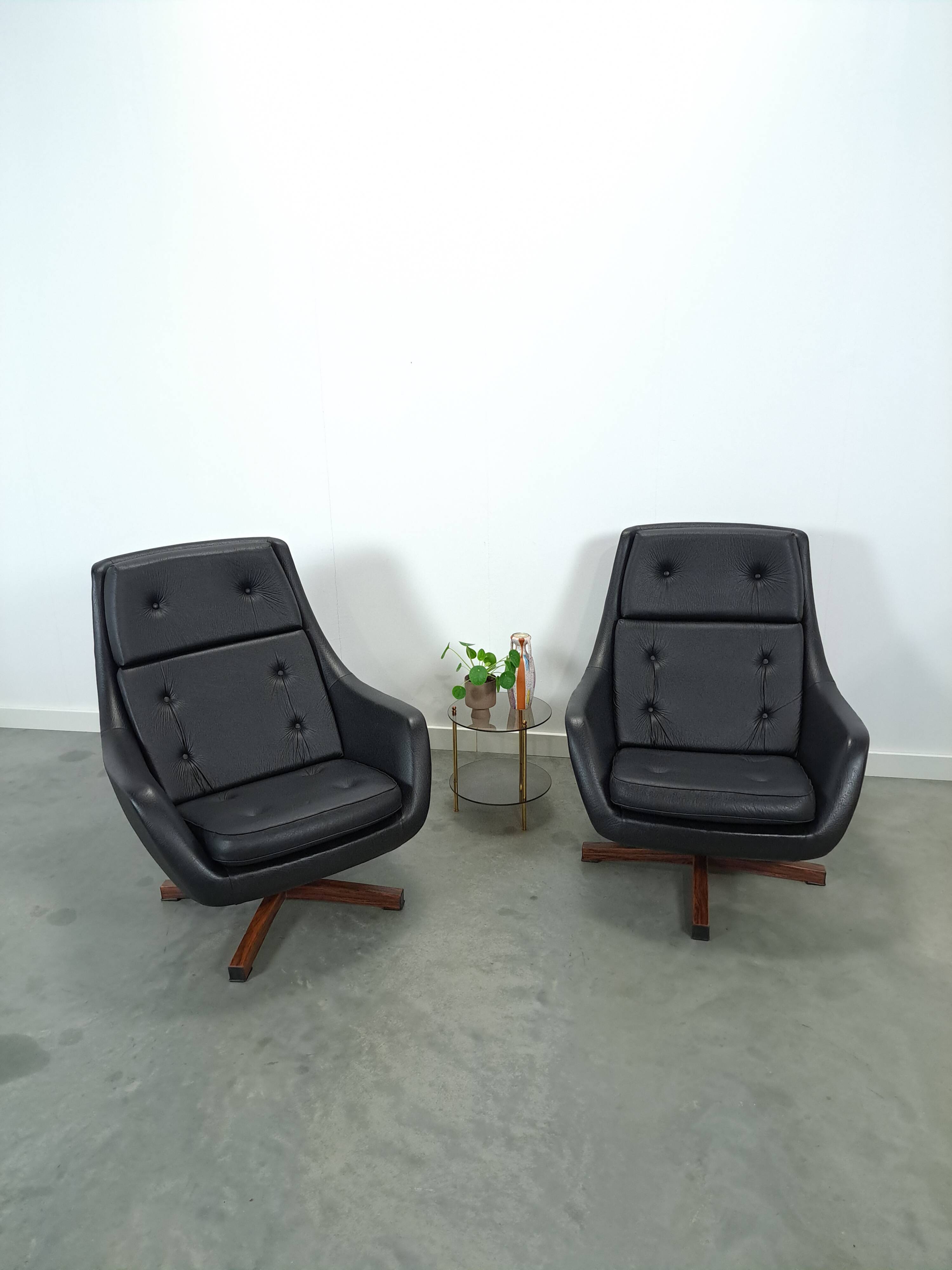 Fauteuil pivotant en similicuir noir provenant de Suède