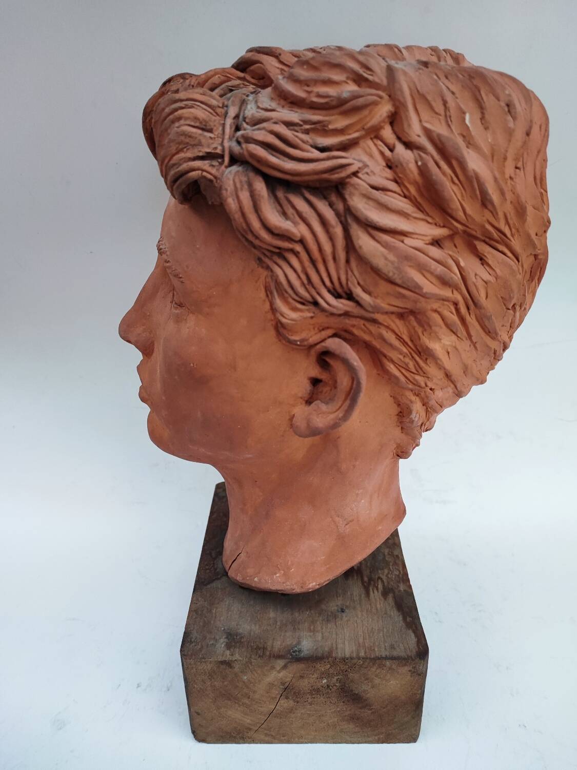 Tête de jeune homme sculptée en terre cuite