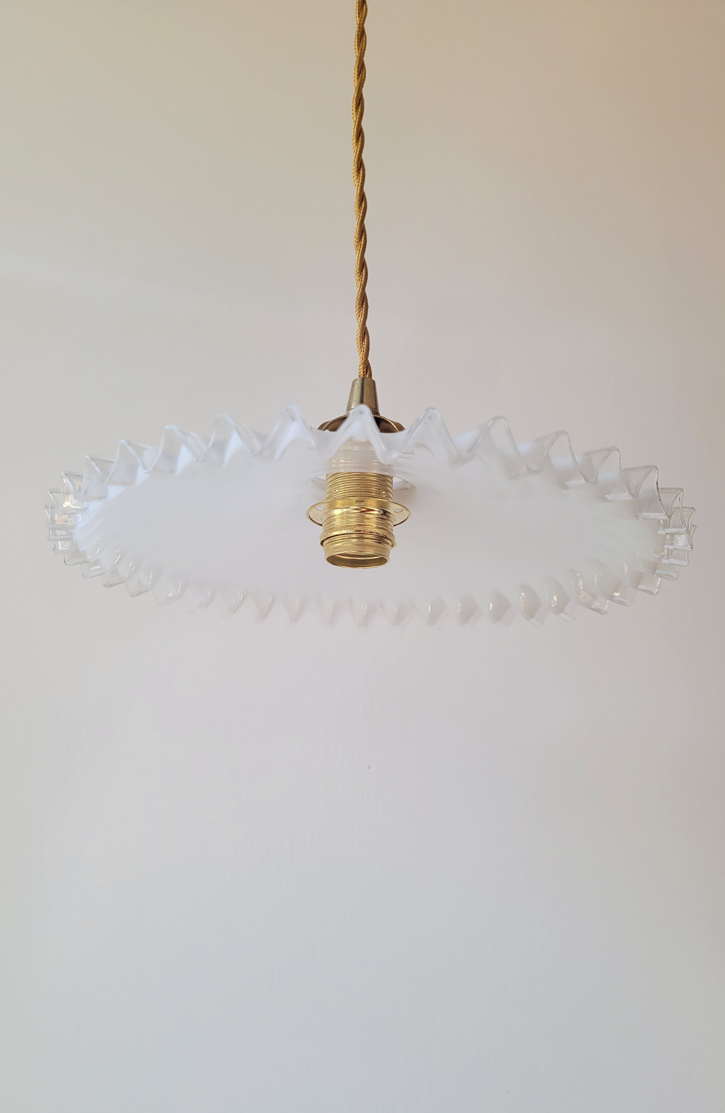 Serrated opaline suspension