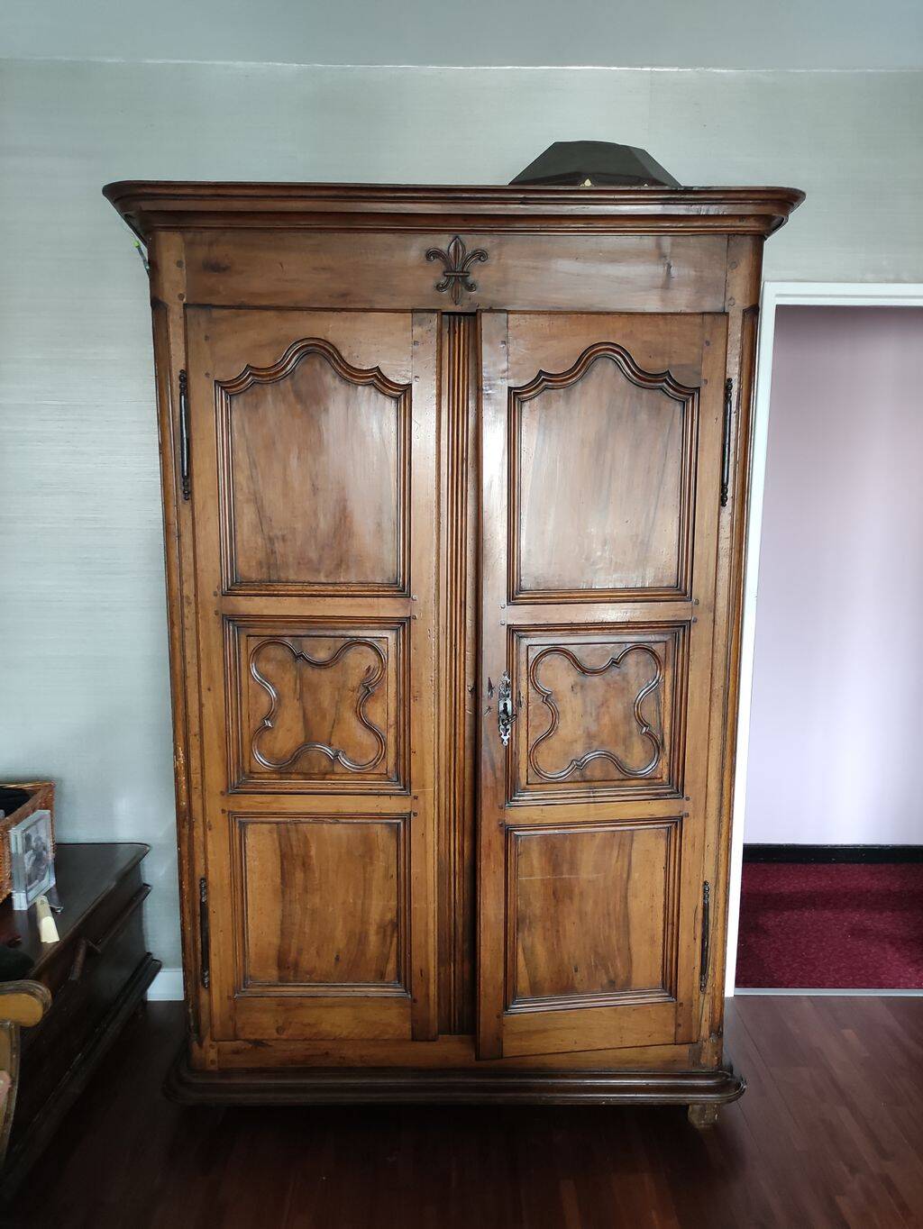 Armoire en noyer style Louis XV