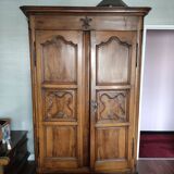 Armoire en noyer style Louis XV
