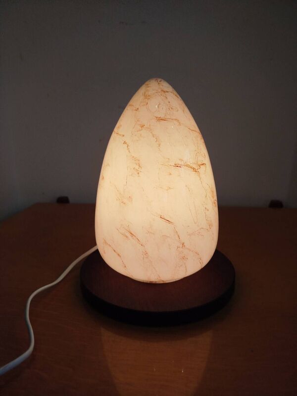 Lampe oeuf vintage en verre marbré – socle bois – années 70