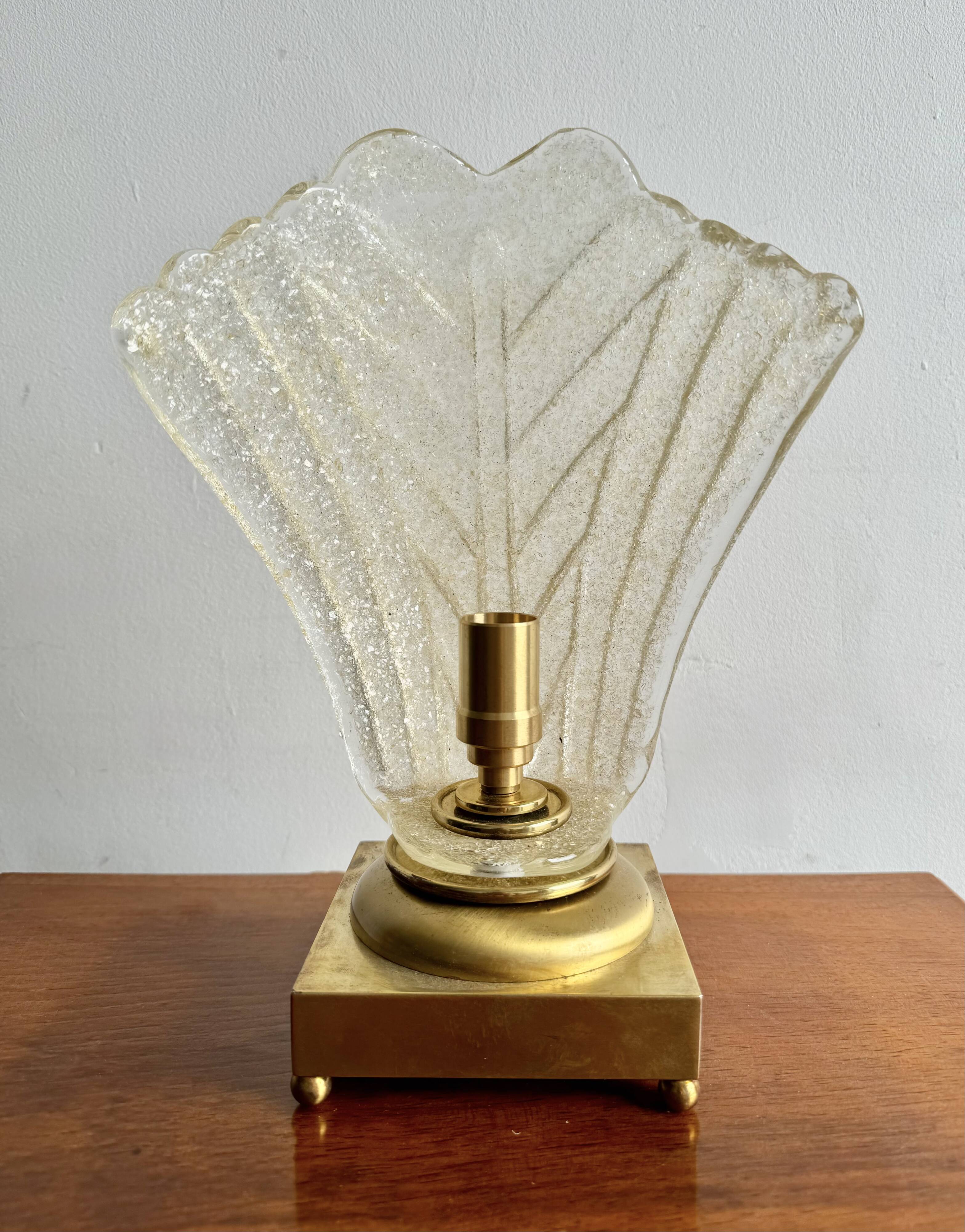 Lampe de table vintage en laiton et verre en forme de feuille