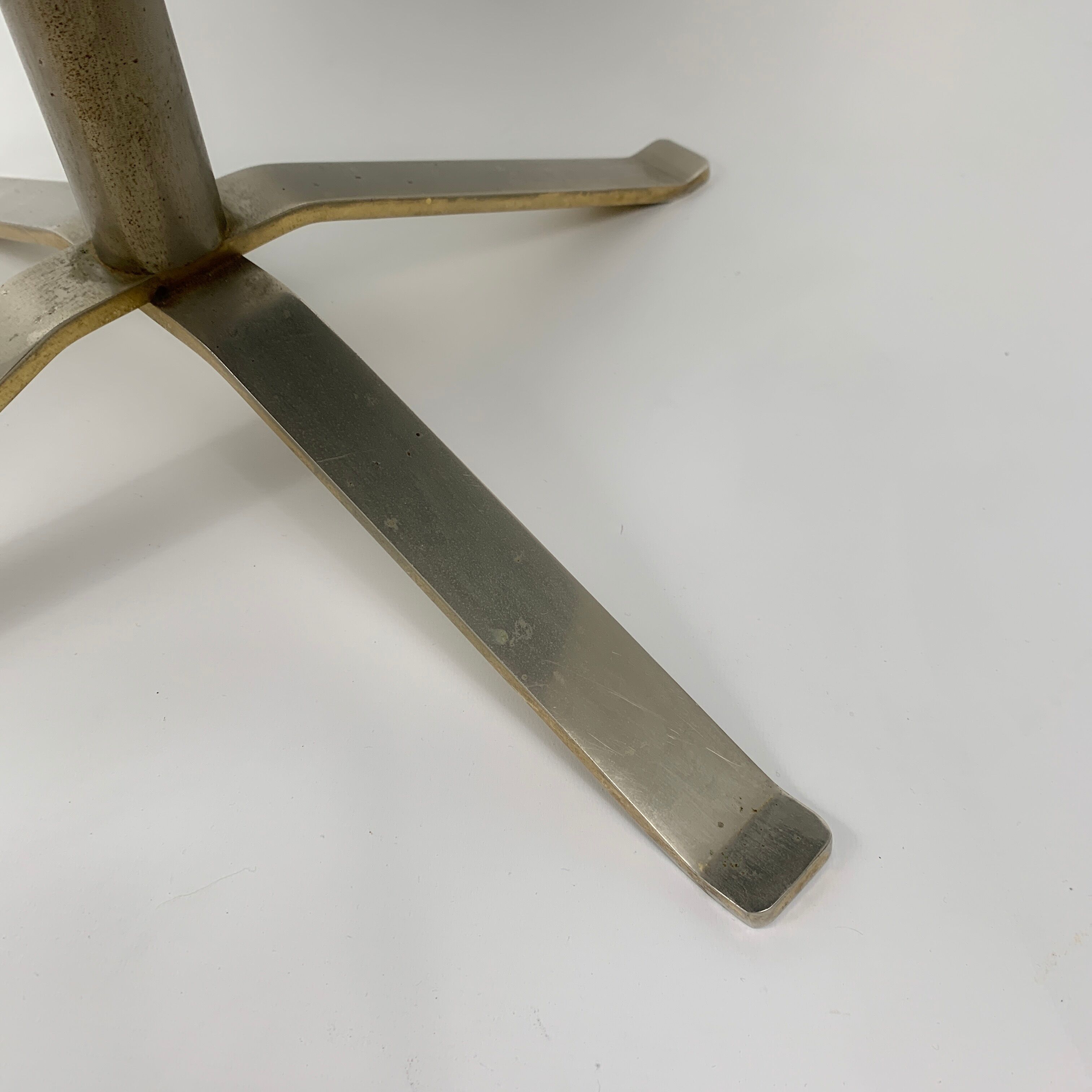 Coffee table in resin fractal kind