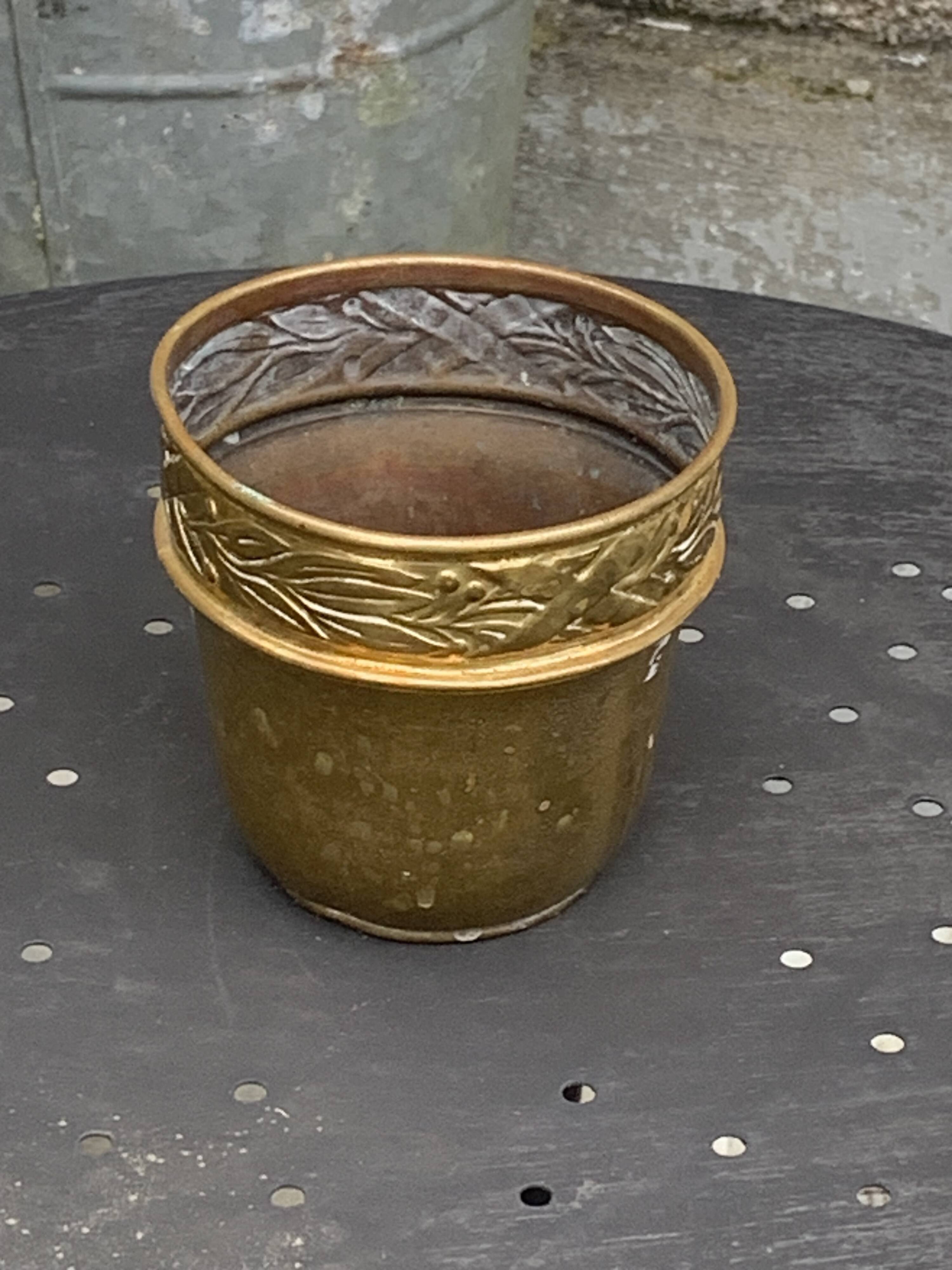 Pot cover in gilded brass, copper, chiseled and hammered pattern, foliage and cherries, old